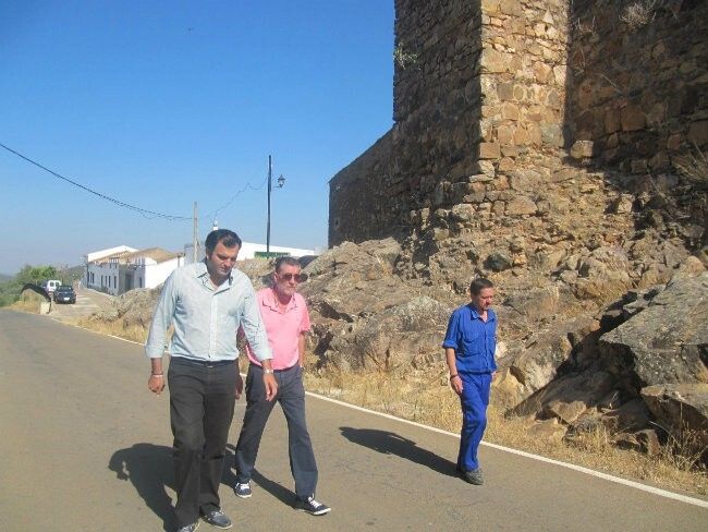 El delegado de Cultura visita el castillo de Cumbres de San Bartolomé