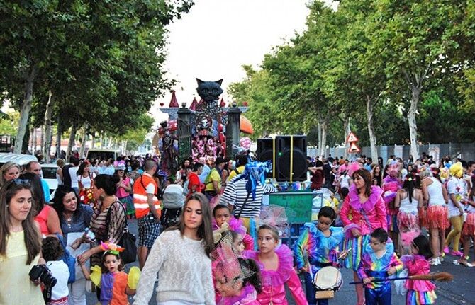Impresionante espectáculo carnavalero por las calles de Isla y en el recinto ferial