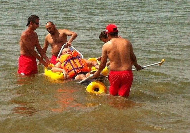 Cruz Roja acerca por primera vez a los mayores el programa ‘Un baño sin barreras'