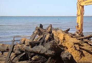 Aparecen los restos de un barco pesquero en Mazagón