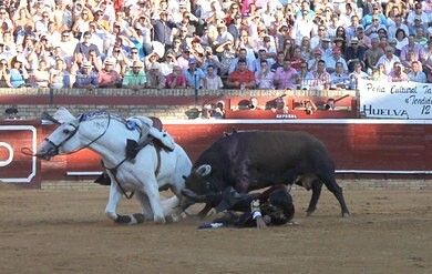 Diego Ventura sufre un susto con el primer toro y no consigue la Puerta Grande