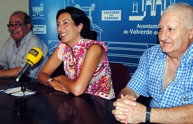 La alcaldesa de Valverde entrega de 1.500 tickets de atracciones de feria a los más necesitados
