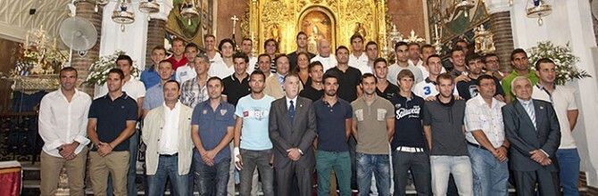 La familia albiazul, ante la Virgen de la Cinta