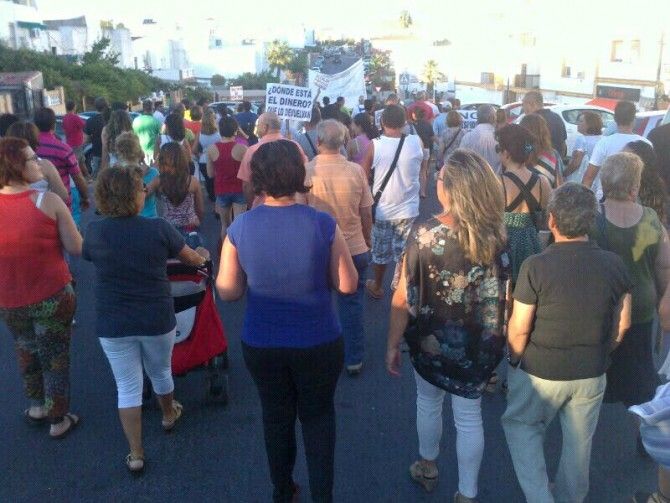 Unos 200 trabajadores de Aljaraque se manifiestan por sus calles para denunciar 'una situación insostenible'