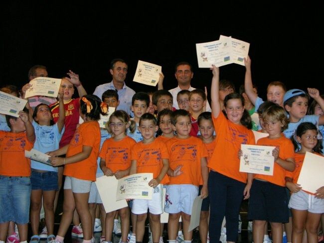 Unos 80 jóvenes clausuran el Campamento de Verano de Moguer