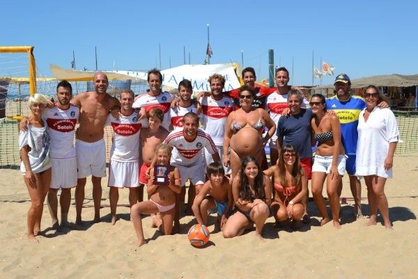 Los gaditanos ‘Aluminios Sotelo’ se imponen en el Memorial de Fútbol Playa ‘Chico’