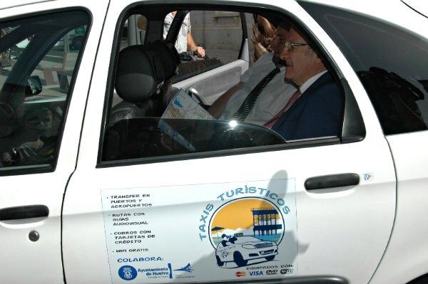 Los taxis turísticos ofrecen una ruta gratis por el Legado Inglés, la Huelva Religiosa y el casco histórico
