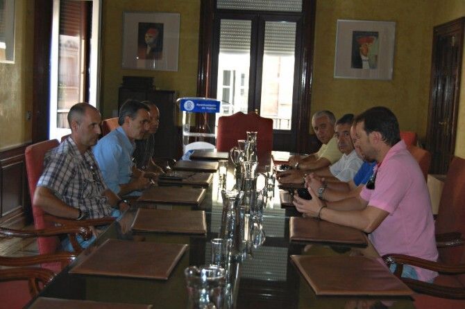 La plantilla de Emtusa continuará este viernes con las negociaciones y rechaza la rebaja salarial del 50%