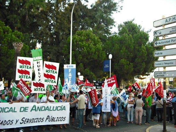 Sindicatos protestan a las puertas de la Delegación del Gobierno en defensa de los empleados y servicios públicos