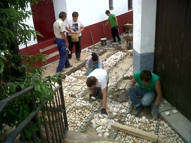 Jóvenes de Corteconcepción han participado en un taller de empedrado de calles