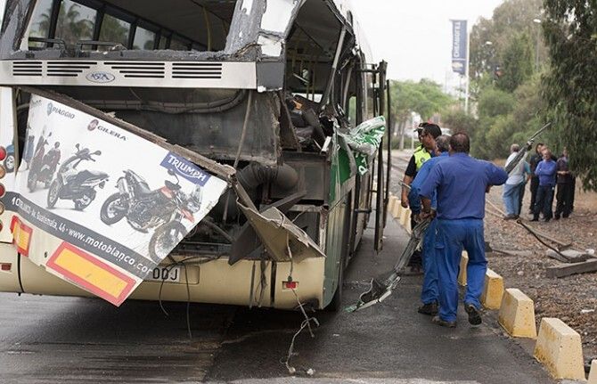 Dos muertos y tres heridos graves en una colisión entre un camión y un autobús que venía de Moguer