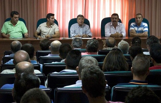 Los agricultores de Bonares y Lucena se echan a la calle por los regadíos
