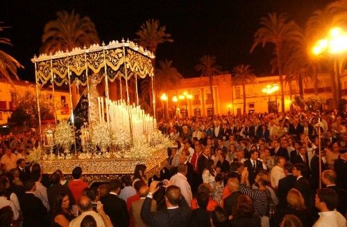 Lluvia de pétalos para la Virgen de los Dolores