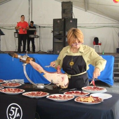 Corte de jamón solidario en las fiestas de Jabugo