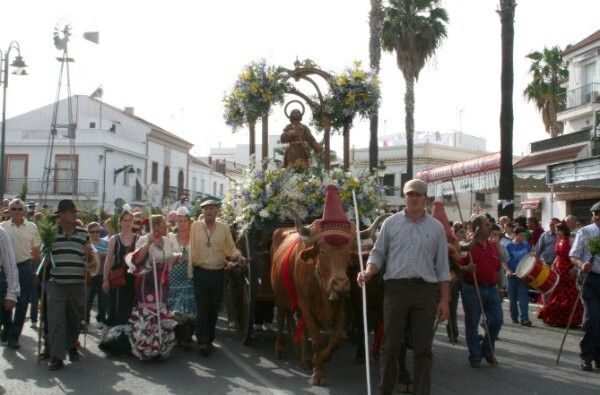 Cartaya peregrina a la pradera para acompañar a la imagen de San Isidro tras su restauración