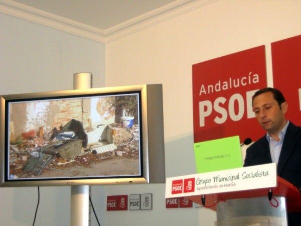 El PSOE denuncia que el alcalde 'no es capaz de garantizar el servicio público más básico que es la limpieza'