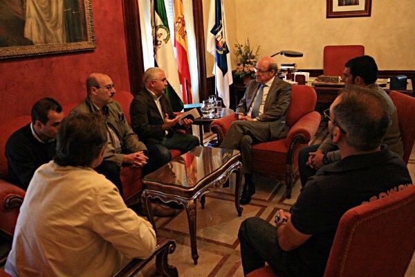 Pedro Rodríguez traslada a los ex trabajadores de Foret 'su inquietud por la industria de Huelva'