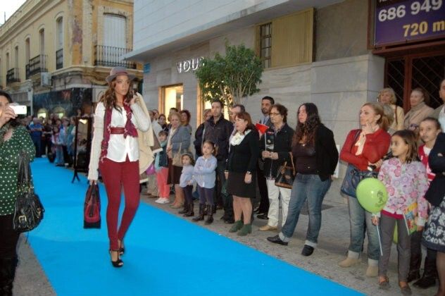 Una pasarela de moda da paso a la primera Shopping Night de las calles del centro