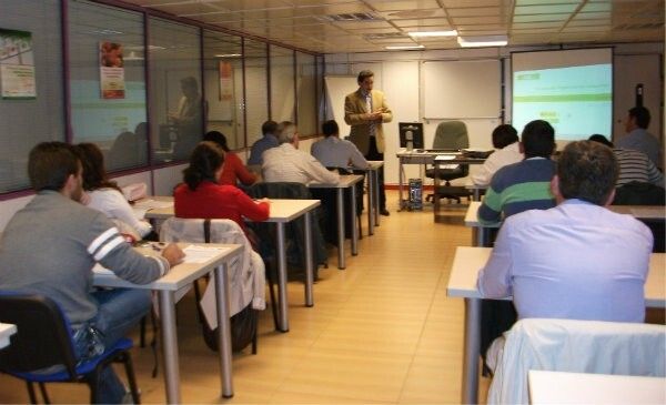Pequeños y medianos empresarios se forman en gestión internacional