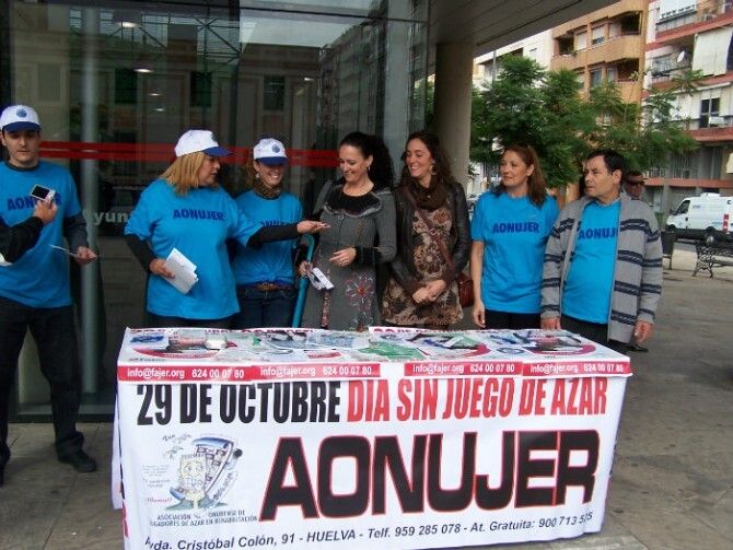 La delegada de Salud visita las mesas informativas instaladas por Aonujer y Apreja por el Día Sin Juegos de Azar