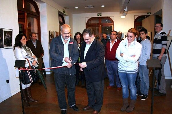 Antonio Alcalde desvela sus miradas más íntimas en una muestra fotográfica en el Teatro España de La Palma