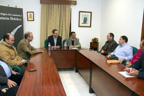 La Diputación solicita una reunión con el Ministro de Agricultura para defender el sector ibérico onubense