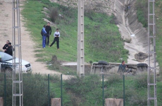 Una furgoneta vuelca cuando era perseguida por la Guardia Civil bajando la cuesta de la Cinta