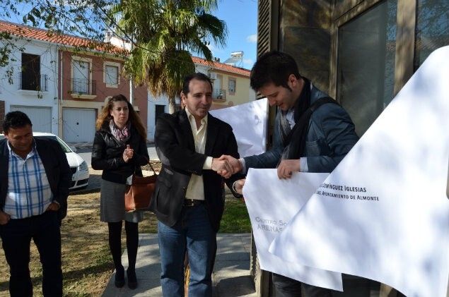 El alcalde de Almonte y el presidente del Consejo de la Juventud de España inauguran el Centro 'Arenas de Doñana'