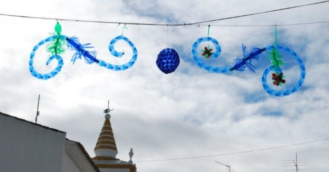 Hinojos sustituye su alumbrado navideño por adornos hechos con botellas de plástico