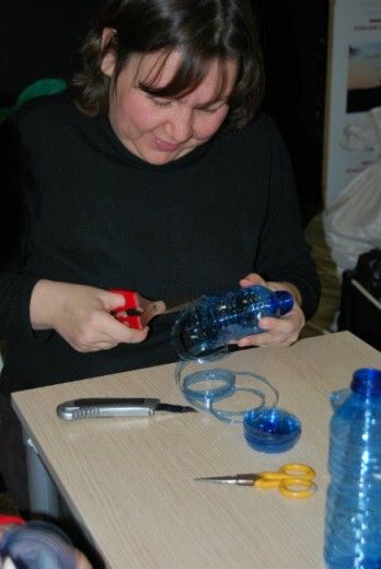 Hinojos sustituye su alumbrado navideño por adornos hechos con botellas de plástico