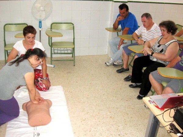 Discapacitados del centro de adultos reciben formación de primeros auxilios