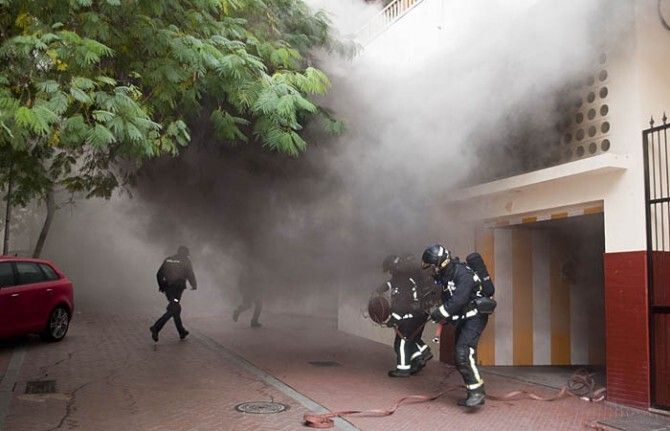 Una avería eléctrica incendia un garaje y deja sin luz a parte del centro