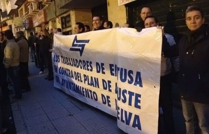 Los trabajadores de Emtusa mantienen el acoso sobre el equipo de Gobierno