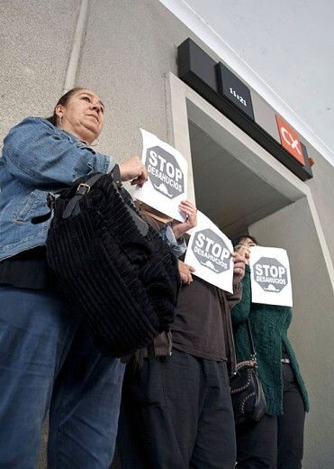 Catalunya Caixa ‘encierra’ en sus oficinas a una veintena de miembros de la Plataforma de Afectados por la Hipoteca