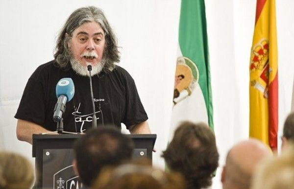Manuel Moya firma ejemplares de su novela 'Las cenizas de abril'