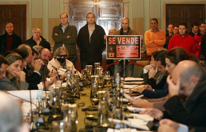 Los trabajadores de Emtusa desconvocan la huelga indefinida