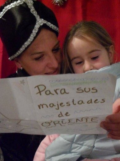 Los niños de Linares de la Sierra entregan sus cartas al Cartero Real