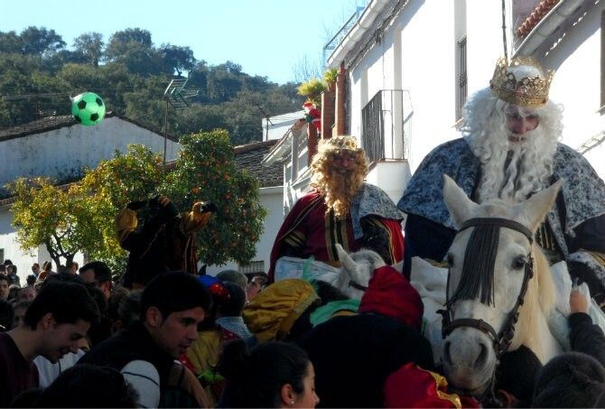 Puerto Moral ya ha visto a sus Reyes desfilar a caballo