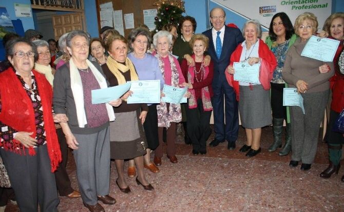 Mujeres de la Asociación de Viudas participan en un taller para aprender a hablar en público