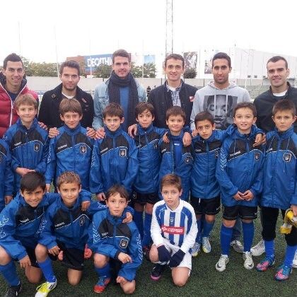 Varios jugadores del Recre apoyan al fútbol base