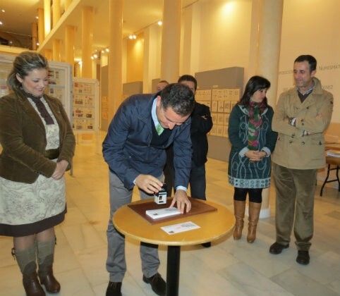 El teatro Felipe Godínez de Moguer celebra sus dos décadas de historia con una exposición filatélica