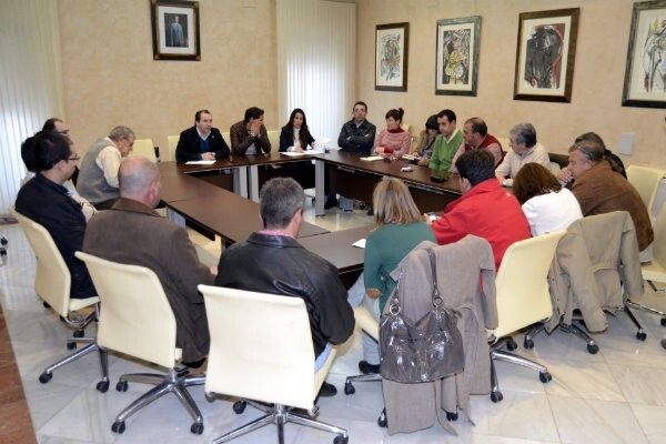 Los empresarios agrícolas de Almonte 'se comprometen a priorizar la contratación de mano de obra local'