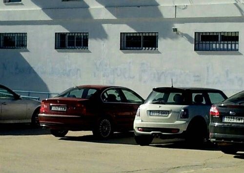 El Recre borra unas pintadas contra un locutor deportivo