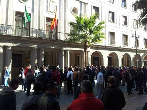 Centenares de pescadores del cerco se concentran ante la Subdelegación en Huelva
