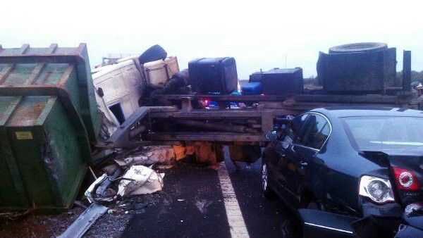 El vuelco de un camión en la A-49 provoca un herido leve y el corte del carril en sentido Huelva