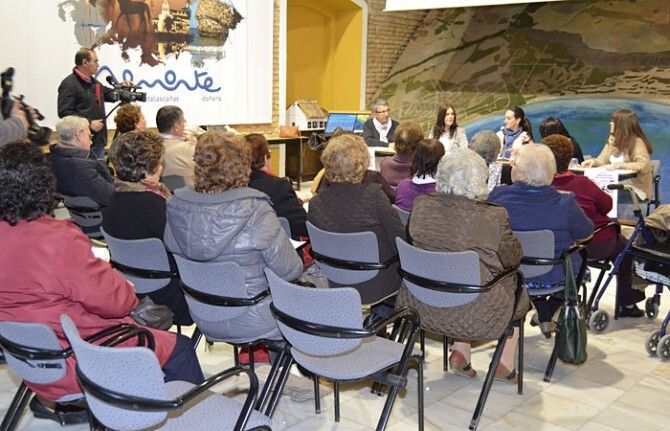 Los mayores de Almonte aprenden a mejorar su calidad de vida