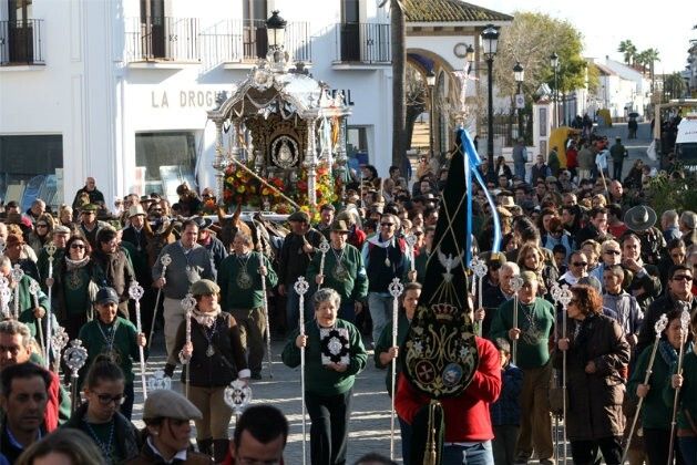 San Juan del Puerto lleva su Simpecado ante la Virgen del Rocío en una peregrinación multitudinaria