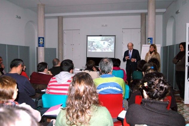 El Aula de la Naturaleza del Parque Moret imparte un taller de iniciación al huerto urbano ecológico