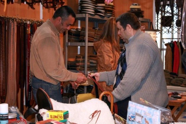 La XII Feria del Caballo de Cartaya desafía el mal tiempo con espectáculos ecuestres y desfiles de moda flamenca