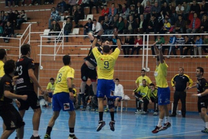 Un mal inicio y el arbitraje frustran una remontada de casta (25-25)